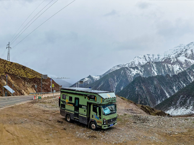 一半草坡新绿，一半雪山皑皑，停于山间土路，尽显高原独特风貌